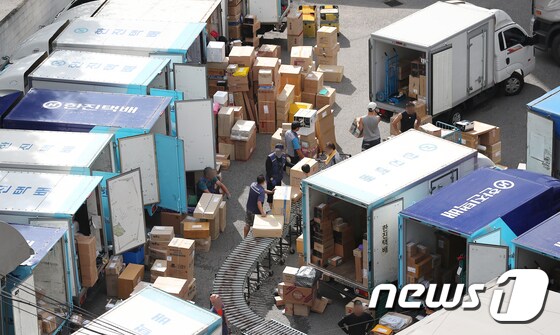 17일 오전 서울 시내의 한 택배 물류센터에서 관계자들이 택배 물품을 정리하고 있다.  2020.8.17/뉴스1 © News1 김진환 기자