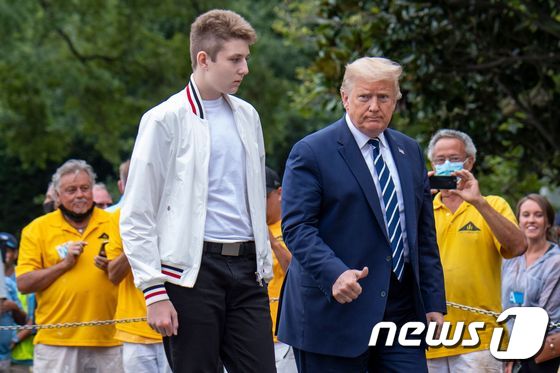 2020년 8월 16일(현지시간) 당시 도널드 트럼프 미국 대통령과 아들 배런이 뉴저지주 베드민스터에서 주말을 보낸 뒤 워싱턴 백악관에 도착해 백악관 근로자들의 환영을 받고 있다. © AFP=뉴스1 © News1 우동명 기자