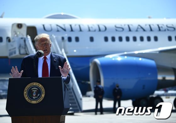 도널드 트럼프 미국 대통령이 17일(현지시간) 미네소타주 미니애폴리스 공항의 전용기 앞에서 연설을 하고 있다. © AFP=뉴스1 © News1 우동명 기자