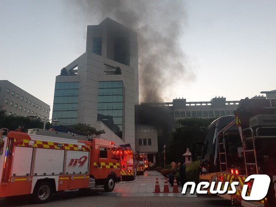 경기 부천대 지하에서 화재 '검은 연기'