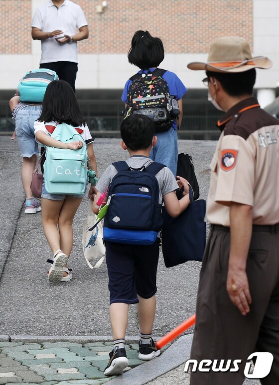 19일 서울 소재 한 초등학교에서 개학을 맞은 아이들이 등교하고 있다./뉴스1 © News1