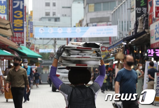 서울 중구 남대문시장 거리에서 한 상인이 음식을 배달하고 있다. © News1 송원영 기자