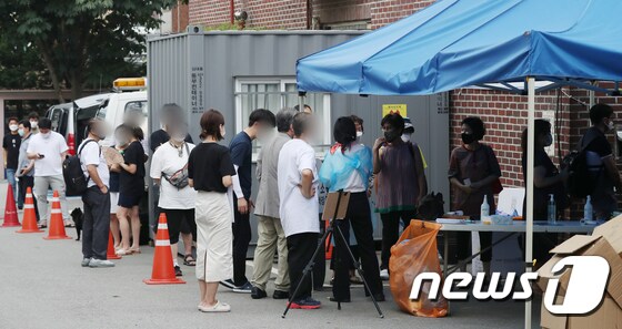  서울 종로구 종로구보건소에 마련된 선별진료소에서 시민들이 코로나19 진단검사를 받기 위해 줄을 서 기다리고 있다. 2020.8.20/뉴스1 © News1 민경석 기자