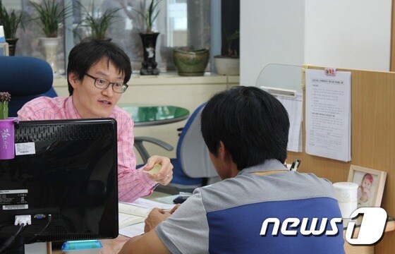 소진공 직원이 '소상공인 1000만원 긴급대출'을 신청한 소상공인을 창구에서 상담하고 있다. © 뉴스1
