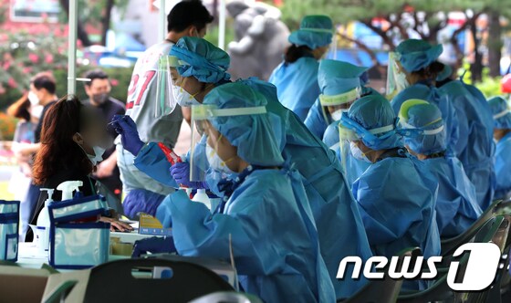   코로나19 검체 검사 /뉴스1 © News1 정진욱 기자