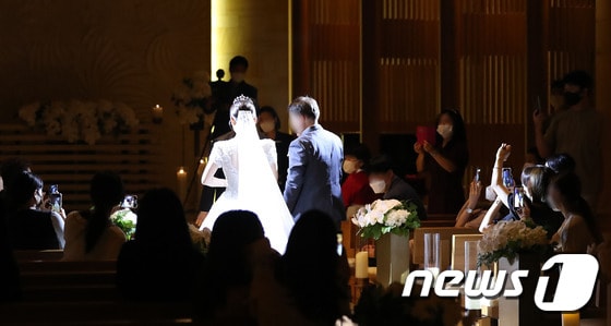서울 시내의 한 대형 웨딩업체 웨딩홀에서 결혼식이 진행되고 있다. (사진은 기사 내용과 무관함) 2020.8.23/뉴스1 © News1 임세영 기자
