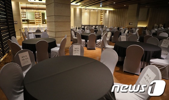서울 시내의 한 대형 웨딩업체 웨딩홀에서 결혼식이 진행되는 가운데 식당이 텅 비어 있다. (사진은 기사 내용과 무관함) / 뉴스1 © News1 임세영 기자