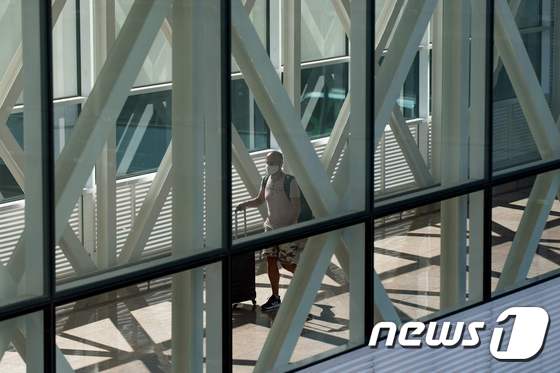 마스크를 쓰고 공항 내에서 이동하는 한 남성. (자료사진) © AFP=뉴스1