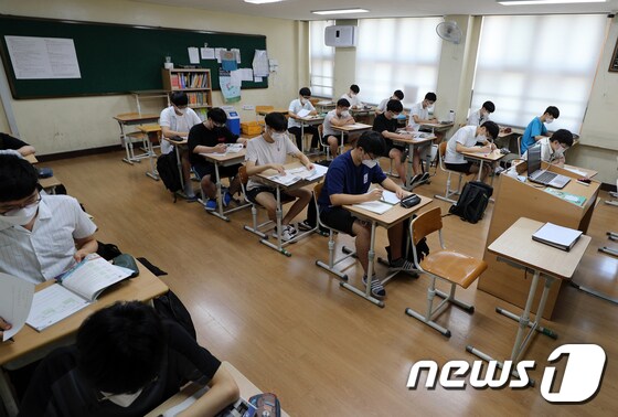 2021학년도 대학수학능력시험(수능)을 100여일 앞둔 지난 24일 광주 북구 제일고등학교 3학년 교실에서 학생들이 수업에 열중하고 있다./뉴스1 © News1