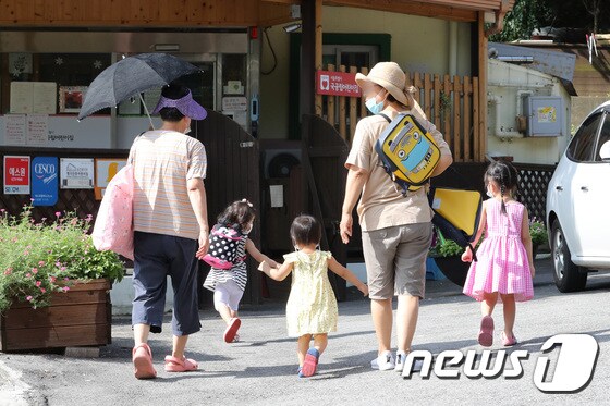 서울 종로구의 한 국공립어린이집에서 할머니들이 자녀를 긴급돌봄교실에 등원 시키고 있다.  2020.8.25/뉴스1 © News1 이성철 기자