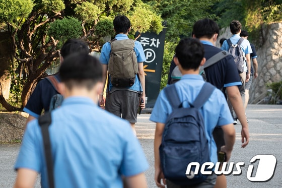 수도권에서 전면 원격수업이 시행된 지난달 26일 서울 한 고등학교에서 3학년 학생들이 등교하고 있다. /뉴스1 © News1 유승관 기자
