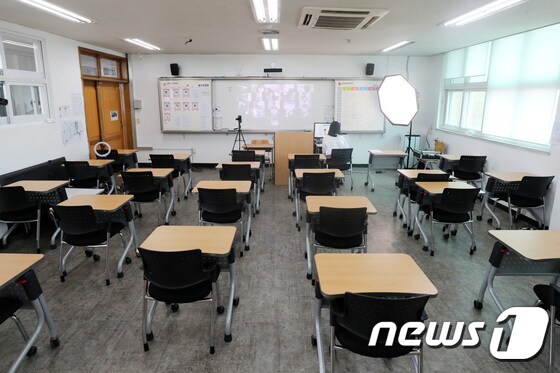 지난달 26일 경기 수원시 소재 한 고등학교에서 교사가 원격수업을 진행하고 있다./뉴스1 © News1