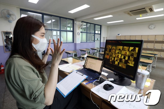 서울 강남구 한 중학교에서 수학 교사가 원격수업을 하고 있다. 2020.8.26/뉴스1 © News1 황기선 기자