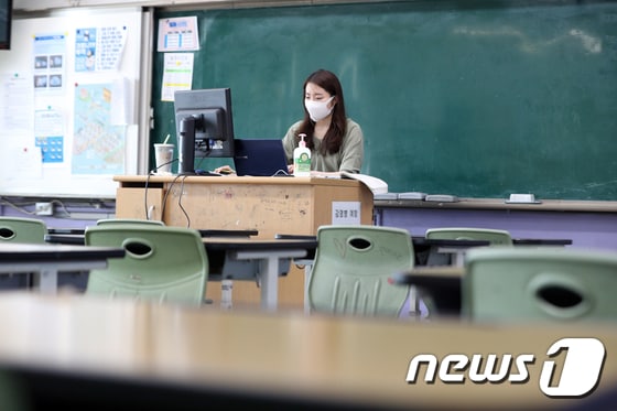 서울 한 중학교에서 교사가 원격수업을 하고 있다. /뉴스1 © News1 황기선 기자