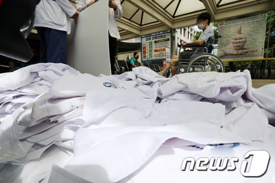 26일 오후 경기도 수원의 한 병원에 파업 참여 의료진들이 벗어놓은 의사 가운이 놓여 있다. 2020.8.26/뉴스1 © 
