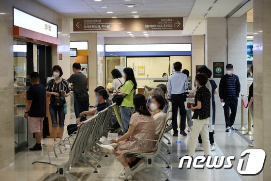 서울의 한 대학병원에서 환자들이 진료를 보기 위해 대기를 하고 있다. /뉴스1 © News1 이승배 기자