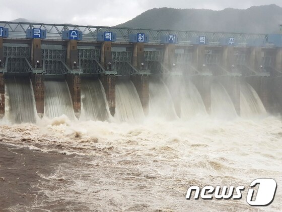 지난 3일 강원 춘천댐이 수문을 열고 물을 방류하고 있다. 2020.8.3/뉴스1 © News1 김정호 기자