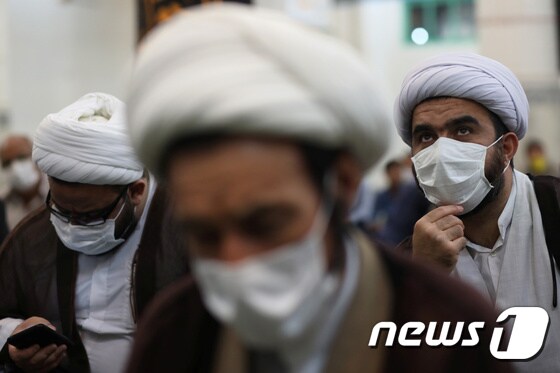 이란 성직자들이 6월12일 테헤란의 한 이슬람 사원에서 마스크를 쓴 채 기도를 올리고 있다. © 로이터=뉴스1