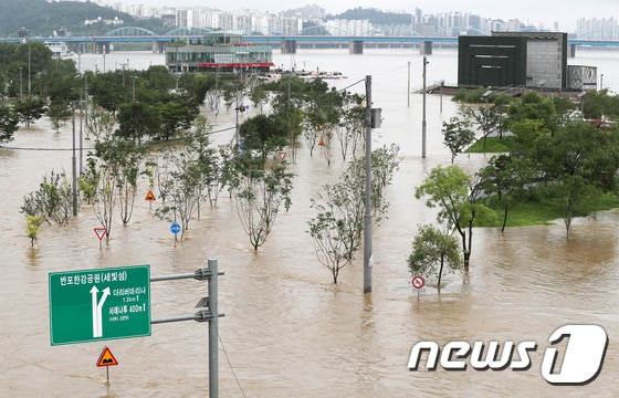 지난해 8월3일 서울 서초구 반포한강공원이 주말부터 수도권과 중부지방을 강타한 폭우의 여파로 물에 잠겨 있다. 2020.8.3/뉴스1 © News1 민경석 기자