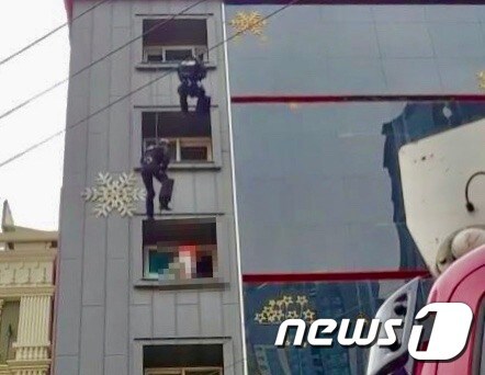 경찰특공대가 구조에 나선 모습.(부산경찰청 제공)© 뉴스1