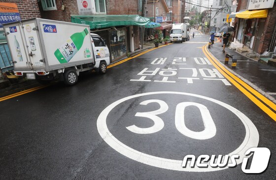 서울 종로구 한 초등학교 앞 도로에 차량들이 주차돼 있다.  2020.8.3/뉴스1 © News1 송원영 기자