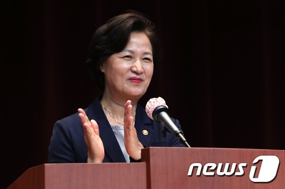 추미애 '신임검사 임관을 축하하는 박수'