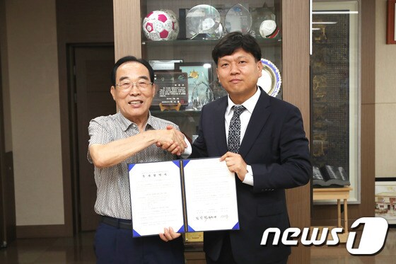 3일 정상혁 보은군수와 유원양 티이엠씨(주) 대표(오른쪽)가 증설 투자협약을 하고 있다. (보은군 제공)© 뉴스1