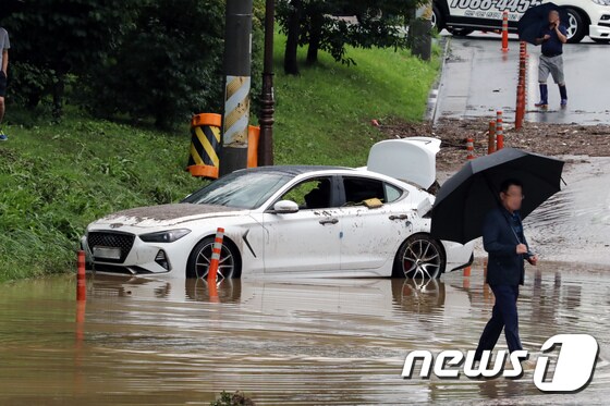 이달 초 발생한 폭우로 갑자기 불어난 물을 미쳐 피하지 못한 차량 모습(뉴스1DB)© News1