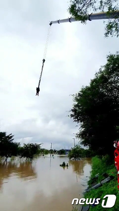 폭우에 잠긴 한강공원, 구조되는 시민