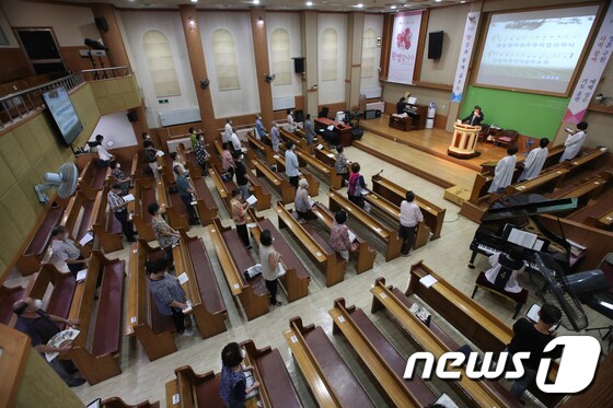30일 오전 부산 부산진구의 한 교회가 부산시의 집합금지명령에도 불구하고 대면 예배를 강행하고 있다.2020.8.30/뉴스1 © News1 여주연 기자
