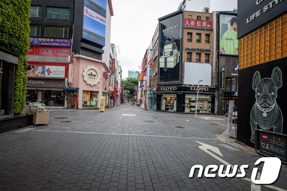 코로나19 재확산으로 한산한 서울 명동거리. 8.30 © News1 유승관 기자