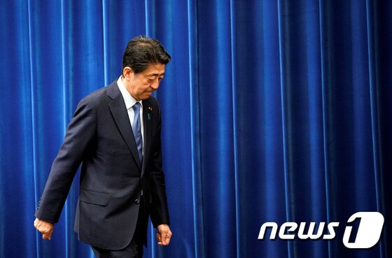 아베 신조 일본 총리가 지난 8월28일 관저 기자회견에서 총리직 중도 사임 의사를 밝힌 뒤 퇴장하고 있다. © 로이터=뉴스1