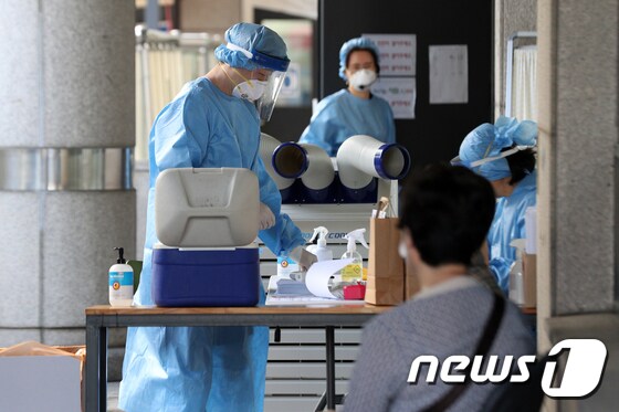 지난달 31일 서울 동작구보건소에 마련된 선별진료소에서 의료진이 분주하게 움직이고 있다./뉴스1 © News1