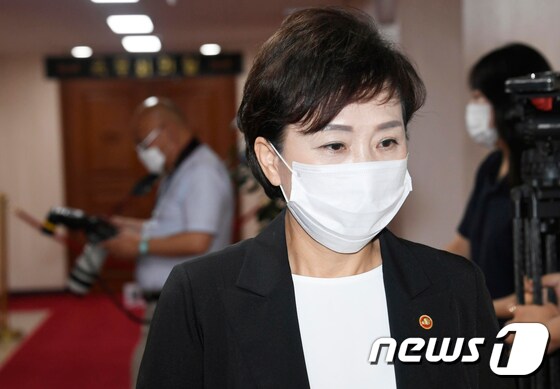 주택공급확대 TF 회의 참석하는 김현미 장관