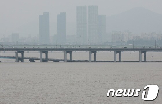 계속되는 중부지방 폭우로 한강수위가 상승하면서 4일 서울 잠수교가 물에 잠겨 있다. 2020.8.4/뉴스1 © News1 이성철 기자