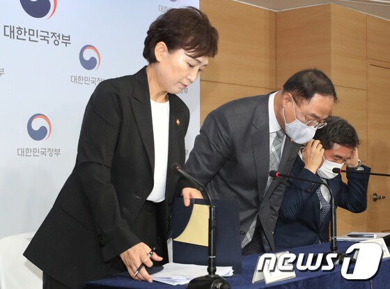 '주택공급 대책' 마치고 인사하는 홍남기-김현미