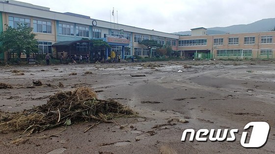 250㎜의 폭우로 운동장 흙 대부분이 떠내려간 충남 아산시 송악면 송남초등학교에서 4일 오전 복구작업이 이뤄지고 있다. © 뉴스1