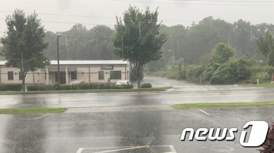 3일 노스캐롤라이나주 윈스턴 살렘에 태풍 '이사이아스'가 접근하며 폭우가 쏟아지고 있다. © 로이터=뉴스1