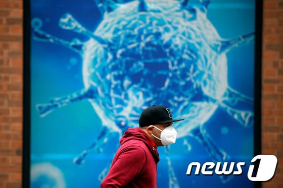 미국 컬럼비아 대학 연구진은 3일(현지시간) 신종 코로나바이러스 감염증(코로나19) 바이러스가 보체 활성화에 관여해 보체관련 질환을 앓고 있는 사람들의 면역을 과잉 활성화시켜 증상을 악화시킬 수 있다고 밝혔다. © 로이터=뉴스1