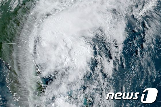열대성 폭풍 '이사이아스'(Isaias) 위성 사진. © AFP=뉴스1