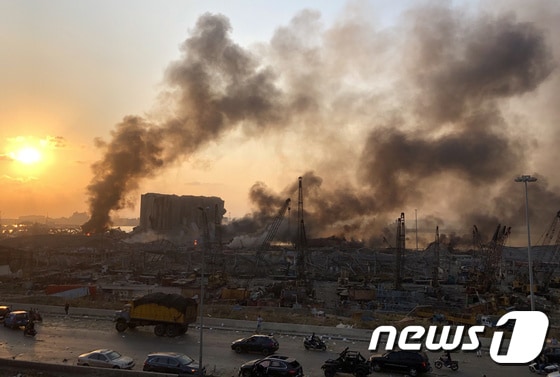 4일(현지시간) 레바논 수도 베이루트에서 발생한 대규모 폭발 사고 현장. © AFP=뉴스1