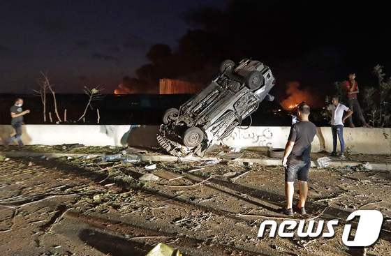 4일(현지시간) 레바논 수도 베이루트에서 발생한 대규모 폭발로 자동차가 뒤집혔다. © AFP=뉴스1