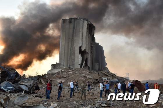4일(현지시간) 레바논 베이루트항 선착장에 있는 창고에서 대규모 폭발사고가 발생해 검은 연기가 치솟고 있다. 이날 폭발로 최소 70여명이 숨지고 3,700명이 부상을 당해 수천명의 사상자가 발생했다. © AFP=뉴스1 © News1 우동명 기자