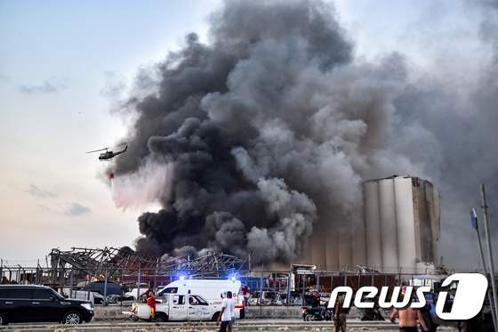 [사진] 폭발사고로 검은 연기 뒤덮인 베이루트항