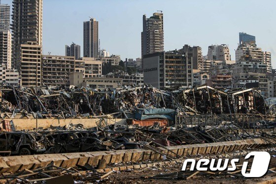 4일(현지시간) 레바논 베이루트항 선착장에 있는 창고에서 대규모 폭발사고로 초토화된 현장의 모습이 보인다. © AFP=뉴스1 © News1 우동명 기자
