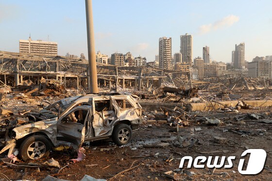 4일(현지시간) 레바논 베이루트항 선착장에 있는 창고에서 대규모 폭발사고로 파손된 차량의 모습이 보인다. 이날 폭발로 최소 70여명이 숨지고 3,700명이 부상을 당해 수천명의 사상자가 발생했다. © 로이터=뉴스1 © News1 우동명 기자