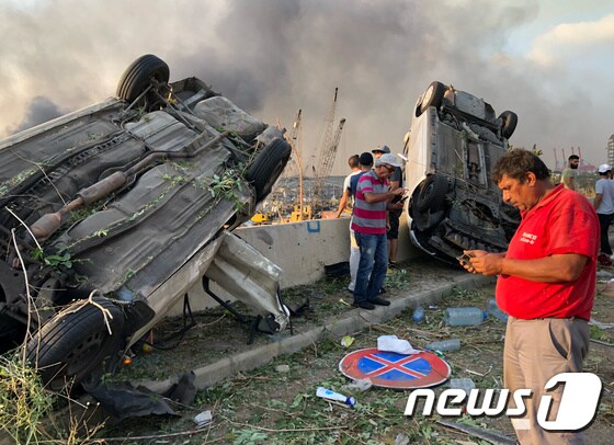 [사진] 베이루트항 폭발사고 충격에 뒤집어진 차량들