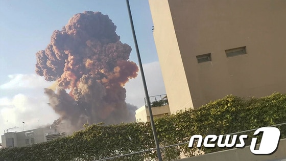 4일(현지시간) 레바논 베이루트항 선착장에 있는 창고에서 대규모 폭발사고가 발생해 화염이 치솟고 있다. © 로이터=뉴스1 