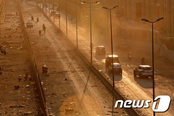 4일(현지시간) 레바논 베이루트항 선착장에 있는 창고에서 대규모 폭발사고로 베이루트 주요 도로 주변에 쓰레기가 널려 있다. © AFP=뉴스1 © News1 우동명 기자