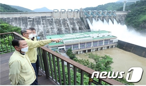 한국수자원공사 박재현 사장이 4일 충주댐에서 한강수계 홍수 대응상황을 점검하는 모습. © 뉴스1